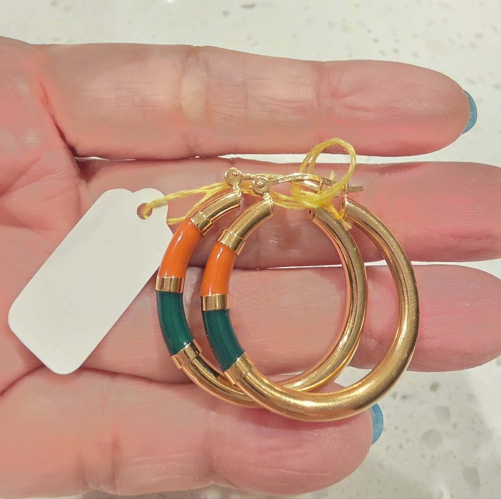 🍀✨️18K Real Gold Hoop Earrings with Green and Coral Enamel Accents ✨️🍀 - Picture 3 of 3